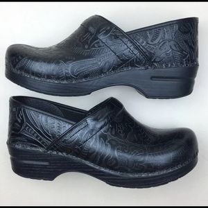 DANSKO BLACK TOOLED CLOGS SIZE 40 9.5-10